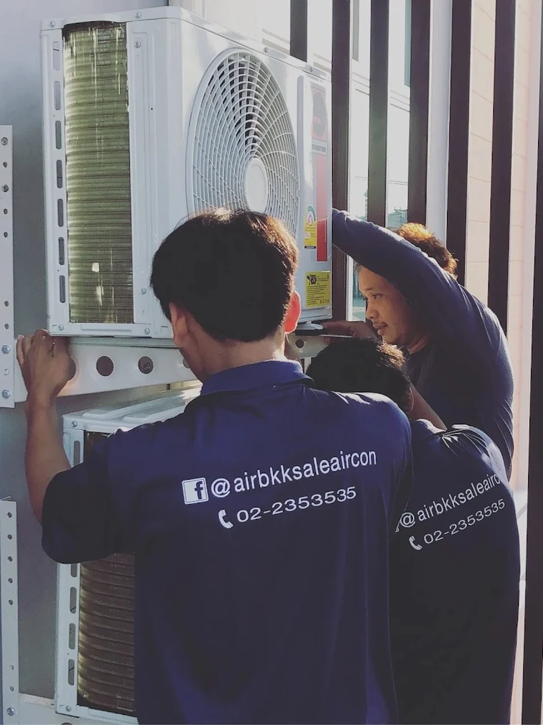ทีมช่างแอร์บางกอกกำลังย้ายและติดตั้งคอมเพรสเซอร์แอร์