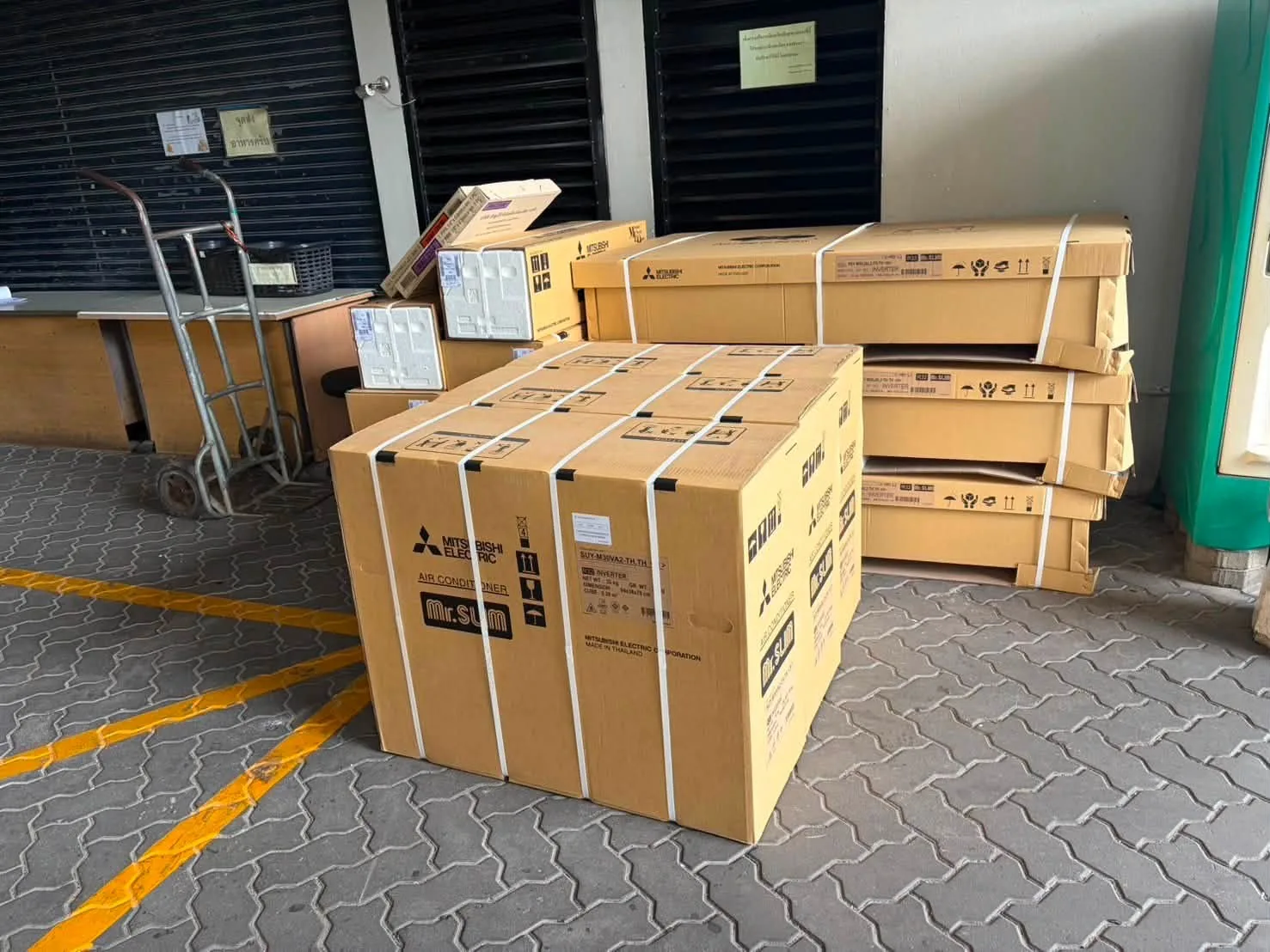 เครื่องปรับอากาศ Mitsubishi Electric ที่หน้าร้านแอร์บางกอก